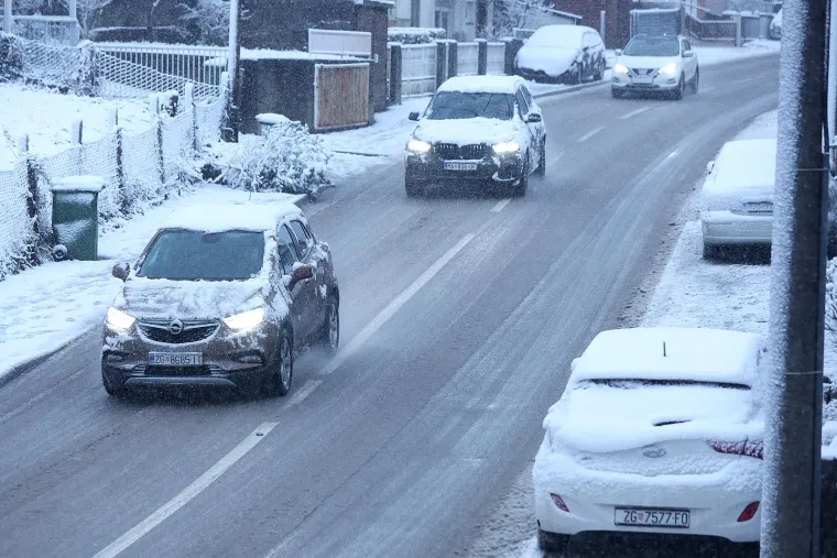 Snijeg izazvao prometni kolaps u Zagrebu: Vi&scaron;e je vozila zapelo u snijegu i sletjelo s ceste