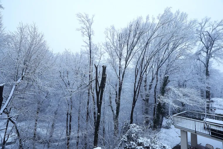 Snijeg izazvao prometni kolaps u Zagrebu: Vi&scaron;e je vozila zapelo u snijegu i sletjelo s ceste