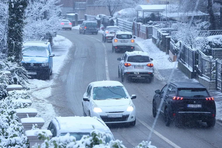 Snijeg izazvao prometni kolaps u Zagrebu: Vi&scaron;e je vozila zapelo u snijegu i sletjelo s ceste