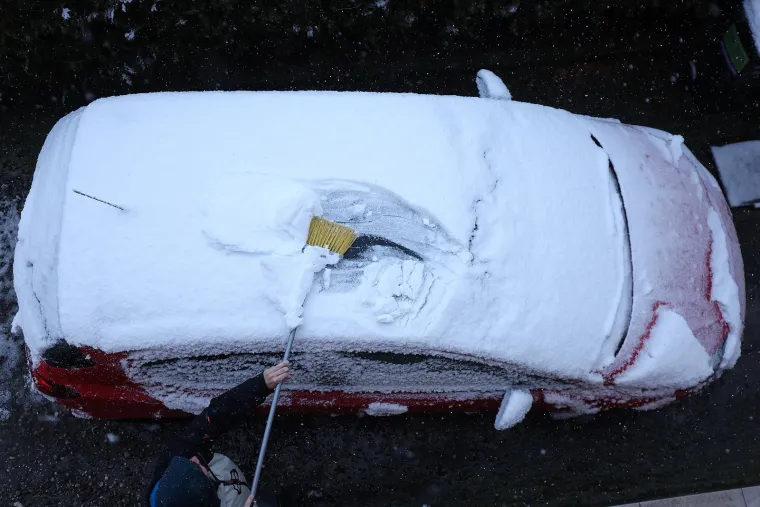 Snijeg izazvao prometni kolaps u Zagrebu: Vi&scaron;e je vozila zapelo u snijegu i sletjelo s ceste