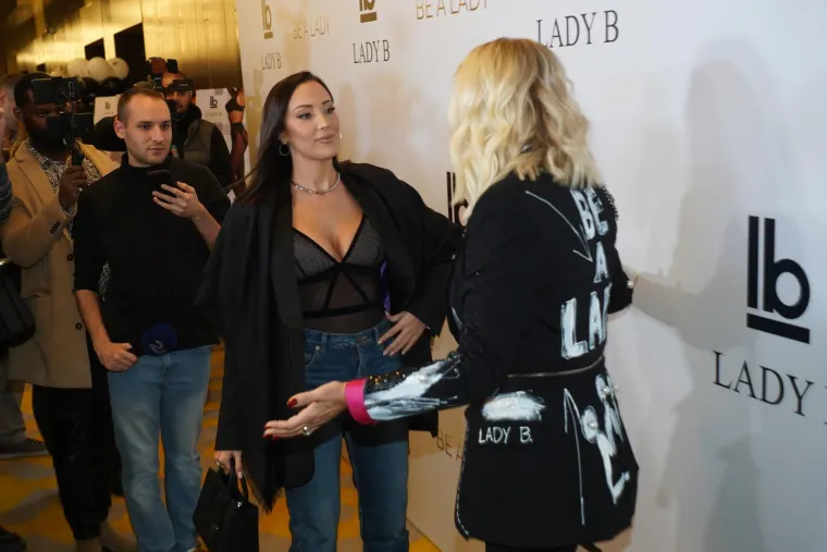 Povodom događaja, Prijović se pojavila u prozirnom crnom bodiju koji je naglasio njezine grudi, a uskladila ga je s čizmama na petu i uskim trapericama. Cijelu kombinaciju je upotpunila crnom torbicom i zanimljivim nakitom. Također, činilo se da je bila izuzetno dobro raspoložena.