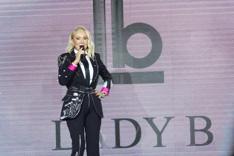 Personaizirano odijelo, Brena je kombinirala u vrlo zanimljivoj kombinaciji s kravatom i detaljem jarke roza boje.