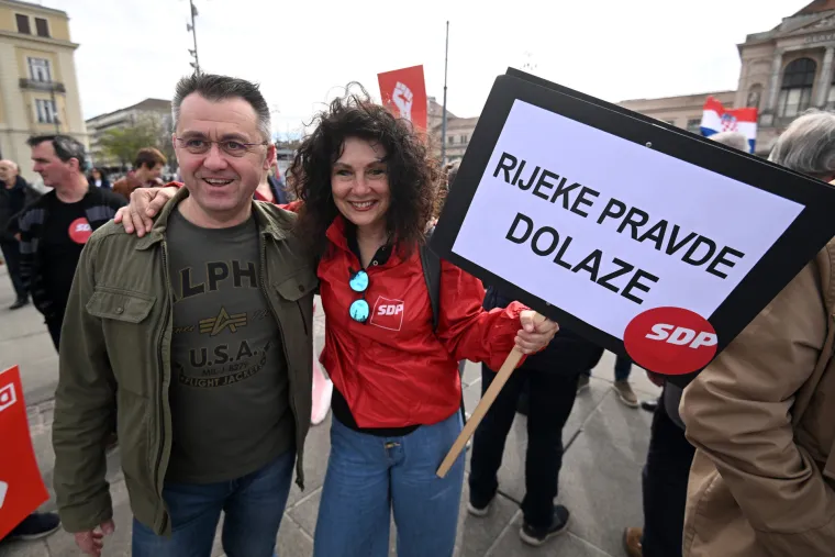 Pogledajte veliki prosvjed oporbe u Zagrebu: Na transparentima poruke: 'Dosta je' i 'Rijeke pravde dolaze'