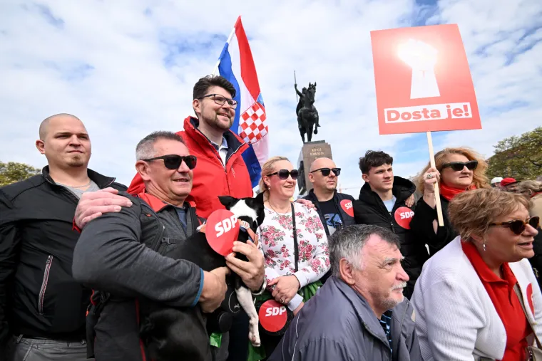 Pogledajte veliki prosvjed oporbe u Zagrebu: Na transparentima poruke: 'Dosta je' i 'Rijeke pravde dolaze'