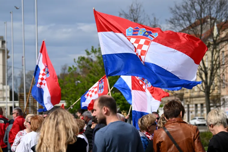 Pogledajte veliki prosvjed oporbe u Zagrebu: Na transparentima poruke: 'Dosta je' i 'Rijeke pravde dolaze'