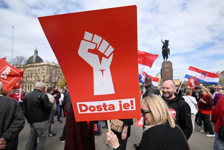 Pogledajte veliki prosvjed oporbe u Zagrebu: Na transparentima poruke: 'Dosta je' i 'Rijeke pravde dolaze'