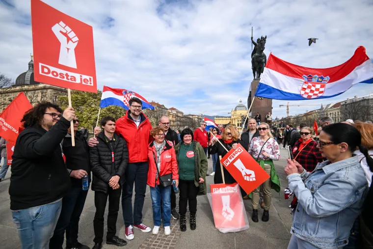 Pogledajte veliki prosvjed oporbe u Zagrebu: Na transparentima poruke: 'Dosta je' i 'Rijeke pravde dolaze'