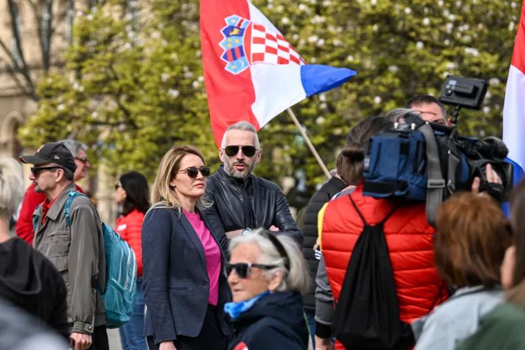 Pogledajte veliki prosvjed oporbe u Zagrebu: Na transparentima poruke: 'Dosta je' i 'Rijeke pravde dolaze'