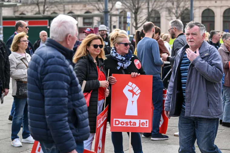 Pogledajte veliki prosvjed oporbe u Zagrebu: Na transparentima poruke: 'Dosta je' i 'Rijeke pravde dolaze'