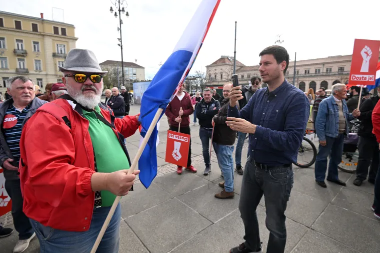 Pogledajte veliki prosvjed oporbe u Zagrebu: Na transparentima poruke: 'Dosta je' i 'Rijeke pravde dolaze'