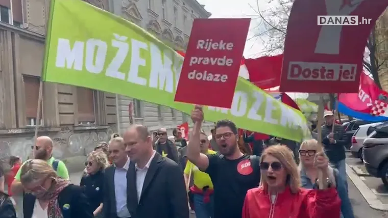 Pogledajte veliki prosvjed oporbe u Zagrebu: Na transparentima poruke: 'Dosta je' i 'Rijeke pravde dolaze'
