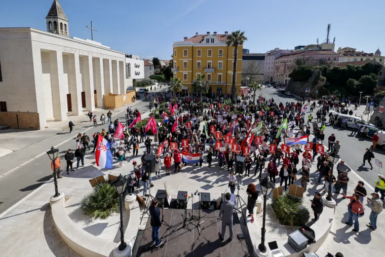 Pogledajte veliki prosvjed oporbe u Zagrebu: Na transparentima poruke: 'Dosta je' i 'Rijeke pravde dolaze'