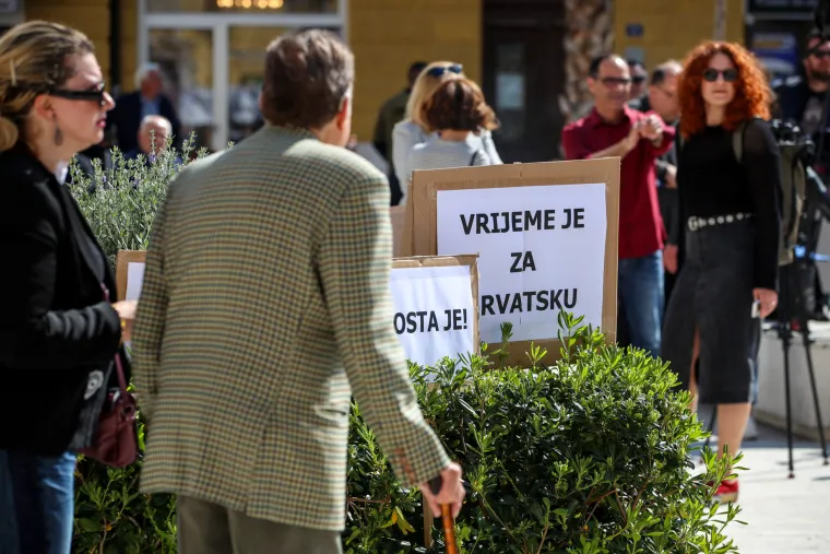 Pogledajte veliki prosvjed oporbe u Zagrebu: Na transparentima poruke: 'Dosta je' i 'Rijeke pravde dolaze'