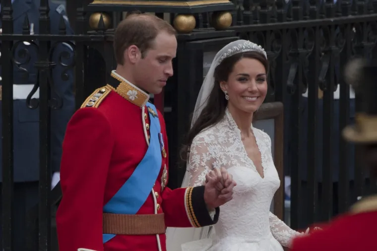 Kateina vjenčanica, koju je dizajnirala Sarah Burton za luksuznu modnu kuću Alexander McQueen, bila je pravo remek-djelo. Klasičnog, ali modernog dizajna, vjenčanica je kombinirala čipku i svileni satenski til, uz dugi veo i dijamantnu tijaru posuđenu iz kraljičine kolekcije.