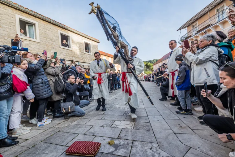 Plenković na Hvaru u procesiji Za Križen: 'Koliko mogu izdržati? U slabom sam ritmu'