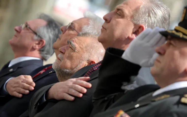 Crveni tepih ispred HNK, 'Ćaća' i Mesić u loži, stigao i Manolić: Hrvatska prije 15 godina ušla u NATO
