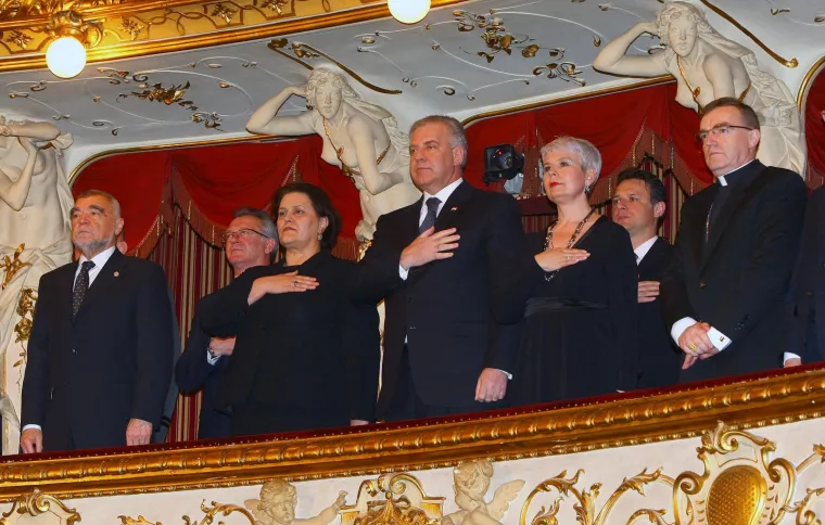 Crveni tepih ispred HNK, 'Ćaća' i Mesić u loži, stigao i Manolić: Hrvatska prije 15 godina ušla u NATO