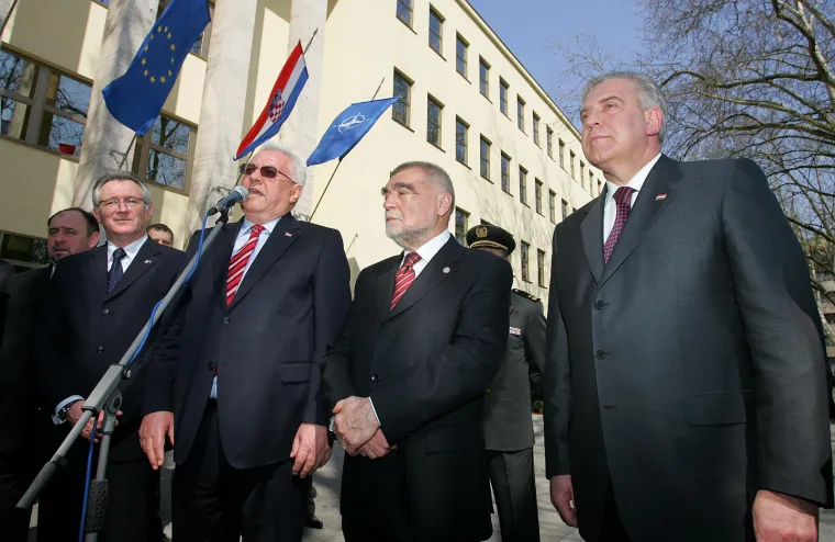 Crveni tepih ispred HNK, 'Ćaća' i Mesić u loži, stigao i Manolić: Hrvatska prije 15 godina ušla u NATO