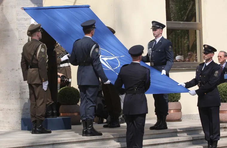 Crveni tepih ispred HNK, 'Ćaća' i Mesić u loži, stigao i Manolić: Hrvatska prije 15 godina ušla u NATO
