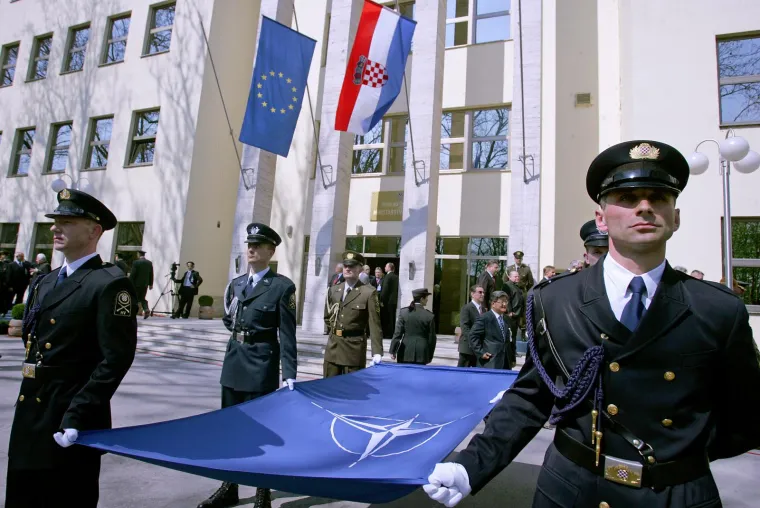 Crveni tepih ispred HNK, 'Ćaća' i Mesić u loži, stigao i Manolić: Hrvatska prije 15 godina ušla u NATO