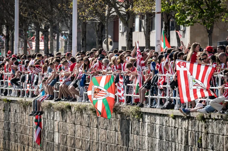 Proslava trofeja na jedinstven način: Sjeli na 'Gabarre' pa putovali rijekom 12 kilometara