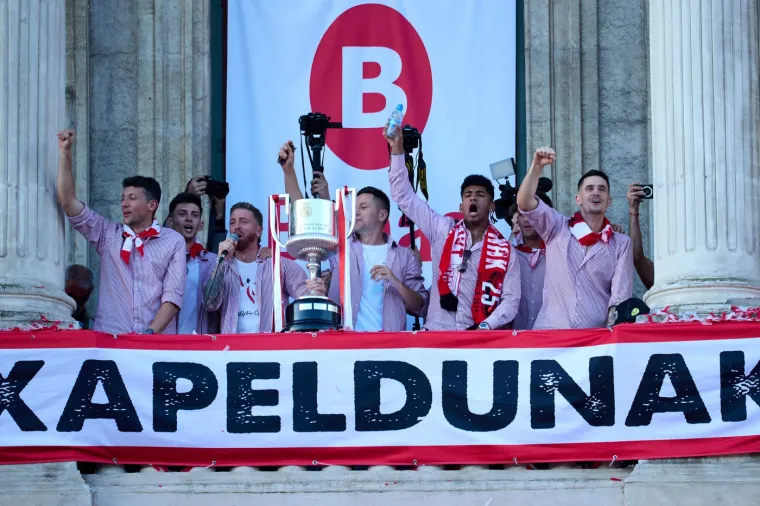 Proslava trofeja na jedinstven način: Sjeli na 'Gabarre' pa putovali rijekom 12 kilometara