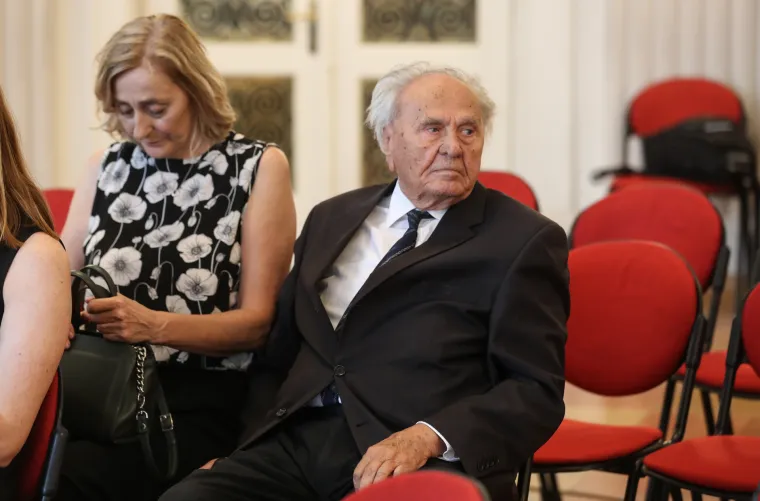  U Hrvatskom novinarskom društvu 2019. održana je komemoracija za preminulog urednika i novinara Denisa Kuljiša. Josip Manolić sa suprugom Mirjanom.  