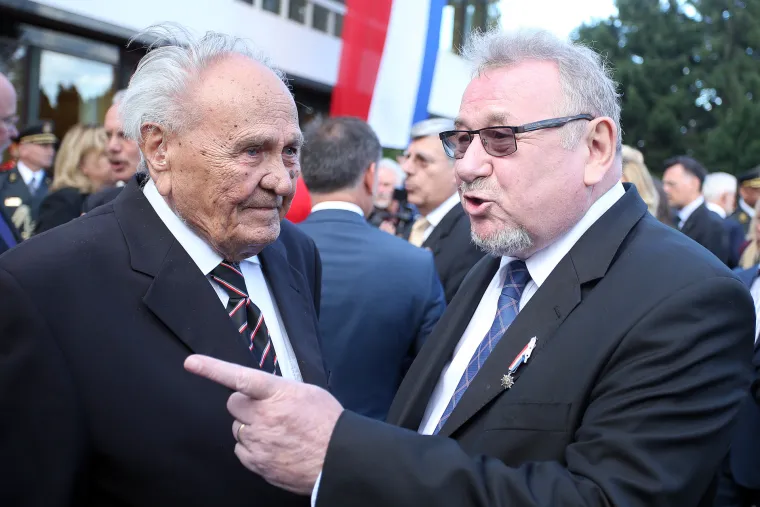 Josip Manolić u društvu Vladimira Šeksa 2018. godine na svečanom prijamu kod tadašnje predsjednice Kolinde Grabar-Kitarović na Pantovčaku prigodom Dana državnosti  na kojem su se okupili mnogi ugledni gosti iz javnog, političkog, kulturnog i sportskog života.