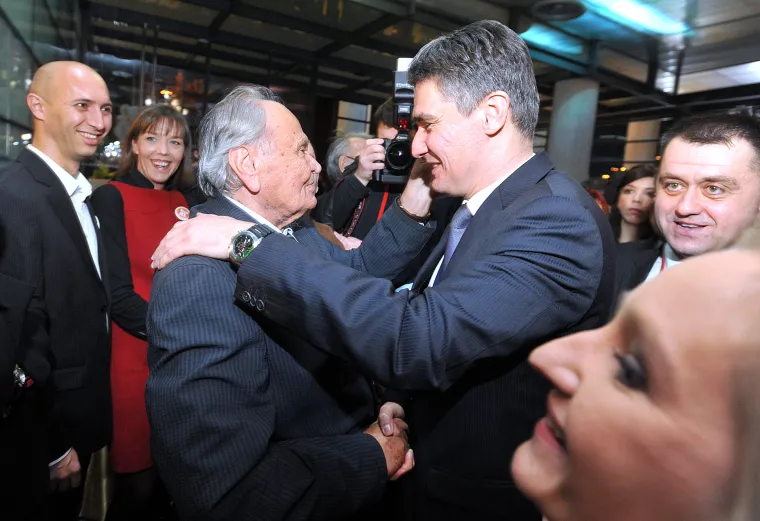 Zoran Milanović stigao u izborni stožer Kukuriku koalicije u Muzeju suvremene umjetnosti proslaviti pobjedu na parlamentarnim izborima.  