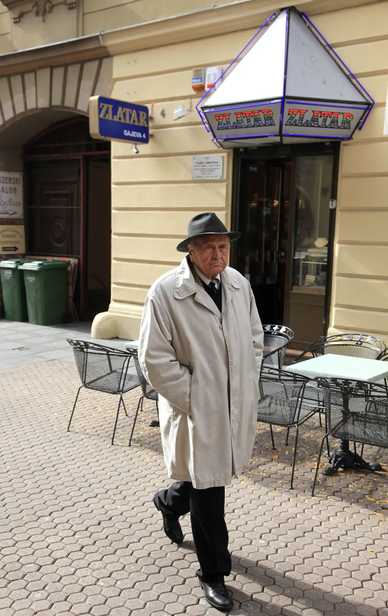 Bivši političar Josip Manolić u šetnji Gajevom u Zagrebu 2010. godine.