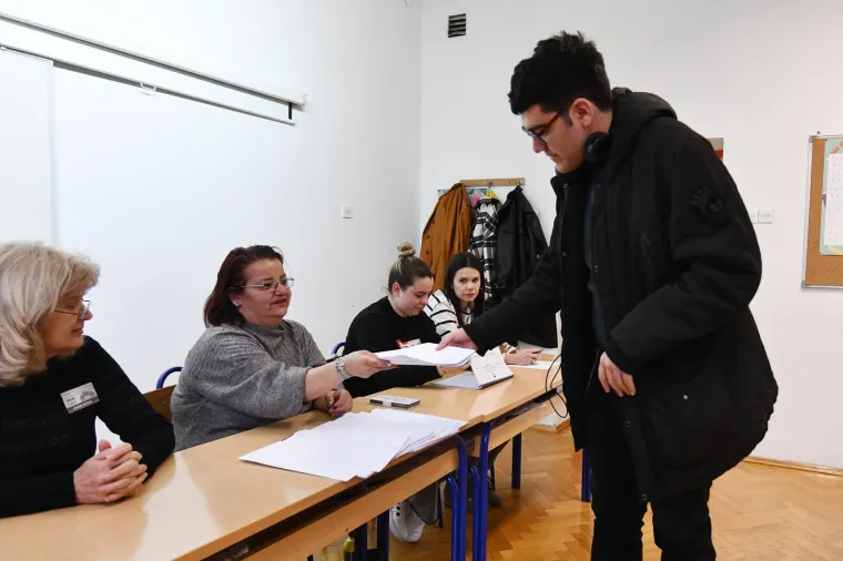 Građani izlaze na birali&scaron;ta diljem Hrvatske. Poranili i političari