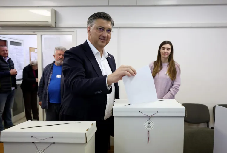 Građani izlaze na birali&scaron;ta diljem Hrvatske. Poranili i političari