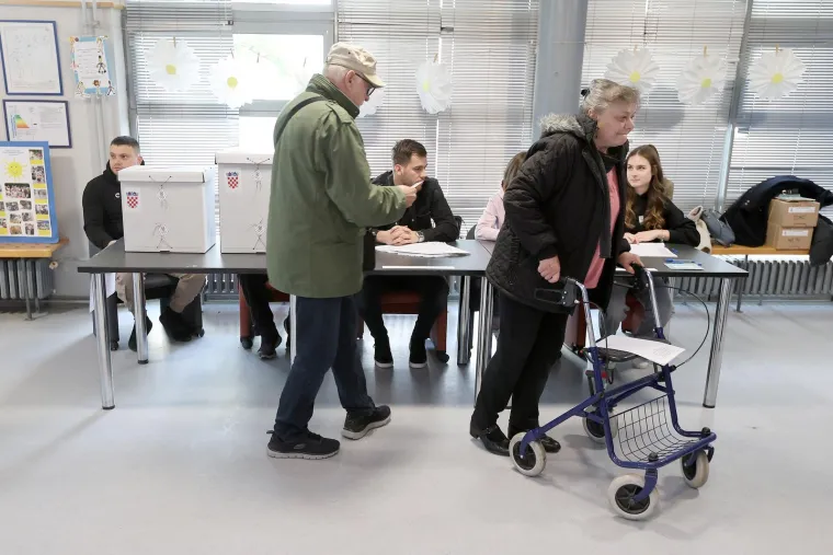 Građani izlaze na birali&scaron;ta diljem Hrvatske. Poranili i političari