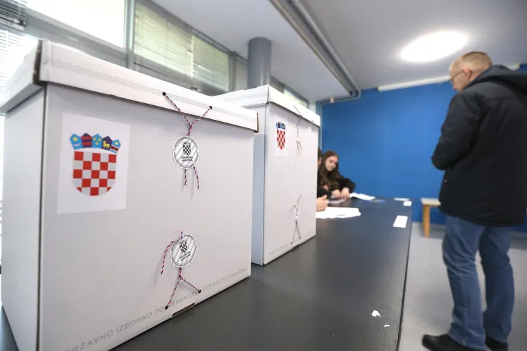 Građani izlaze na birali&scaron;ta diljem Hrvatske. Poranili i političari