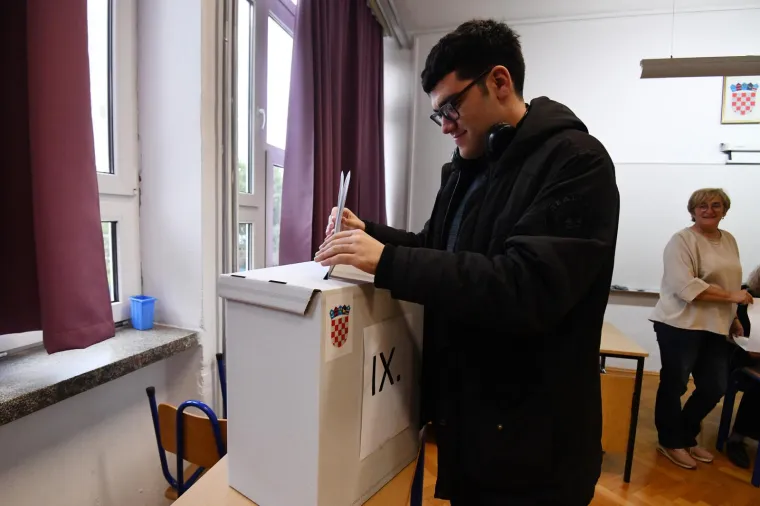 Građani izlaze na birali&scaron;ta diljem Hrvatske. Poranili i političari