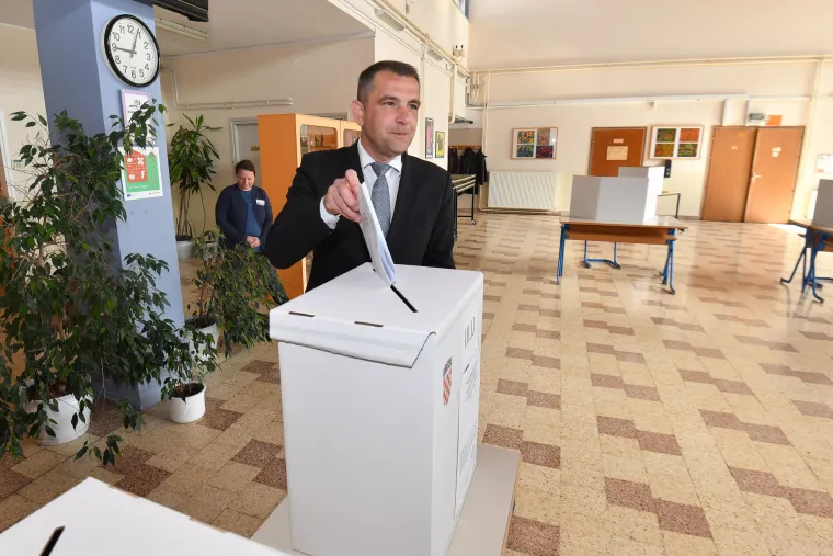 Građani izlaze na birali&scaron;ta diljem Hrvatske. Poranili i političari