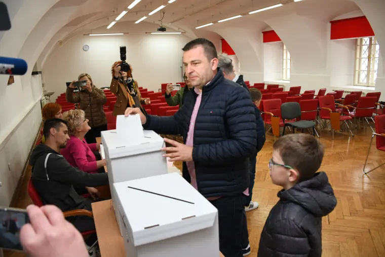 Građani izlaze na birali&scaron;ta diljem Hrvatske. Poranili i političari