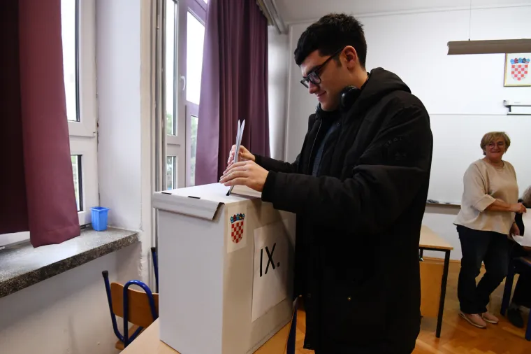 Građani izlaze na birali&scaron;ta diljem Hrvatske. Poranili i političari