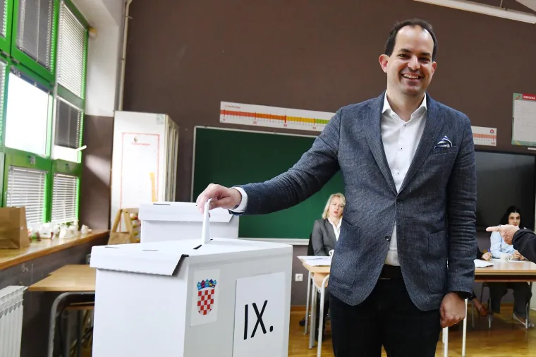 Građani izlaze na birali&scaron;ta diljem Hrvatske. Poranili i političari