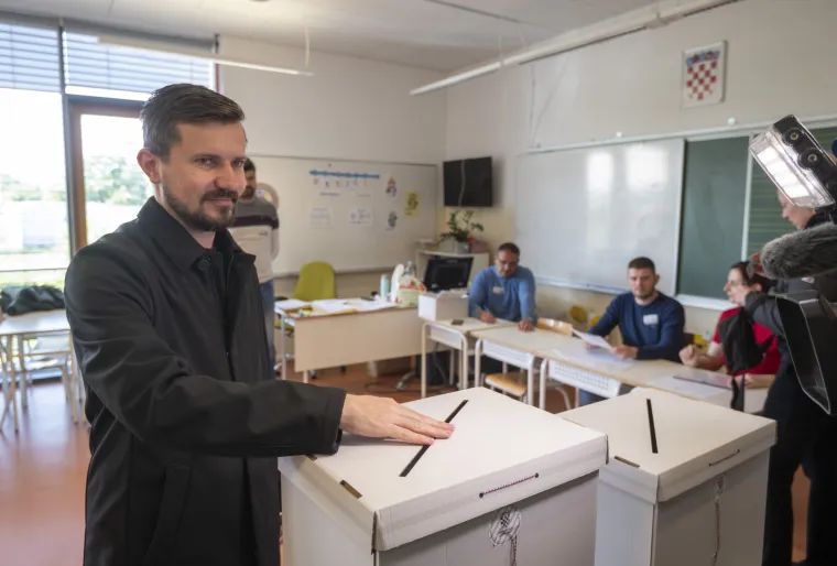 Građani izlaze na birali&scaron;ta diljem Hrvatske. Poranili i političari