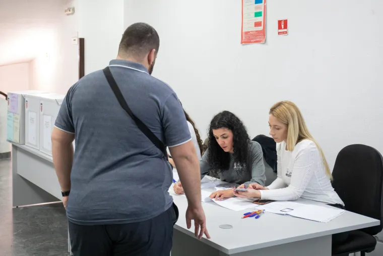 Građani izlaze na birali&scaron;ta diljem Hrvatske. Poranili i političari