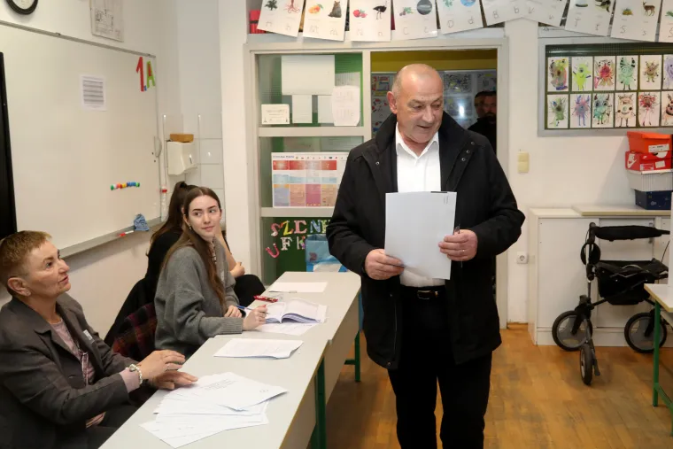 Građani izlaze na birali&scaron;ta diljem Hrvatske. Poranili i političari