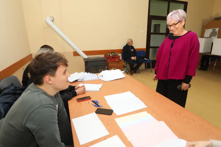 Građani izlaze na birali&scaron;ta diljem Hrvatske. Poranili i političari