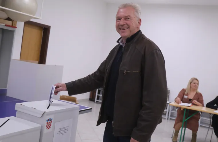 Građani izlaze na birali&scaron;ta diljem Hrvatske. Poranili i političari