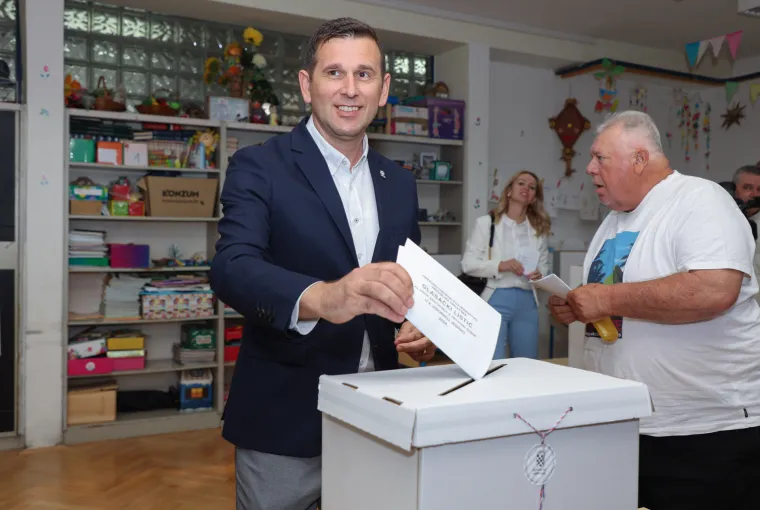 Građani izlaze na birali&scaron;ta diljem Hrvatske. Poranili i političari