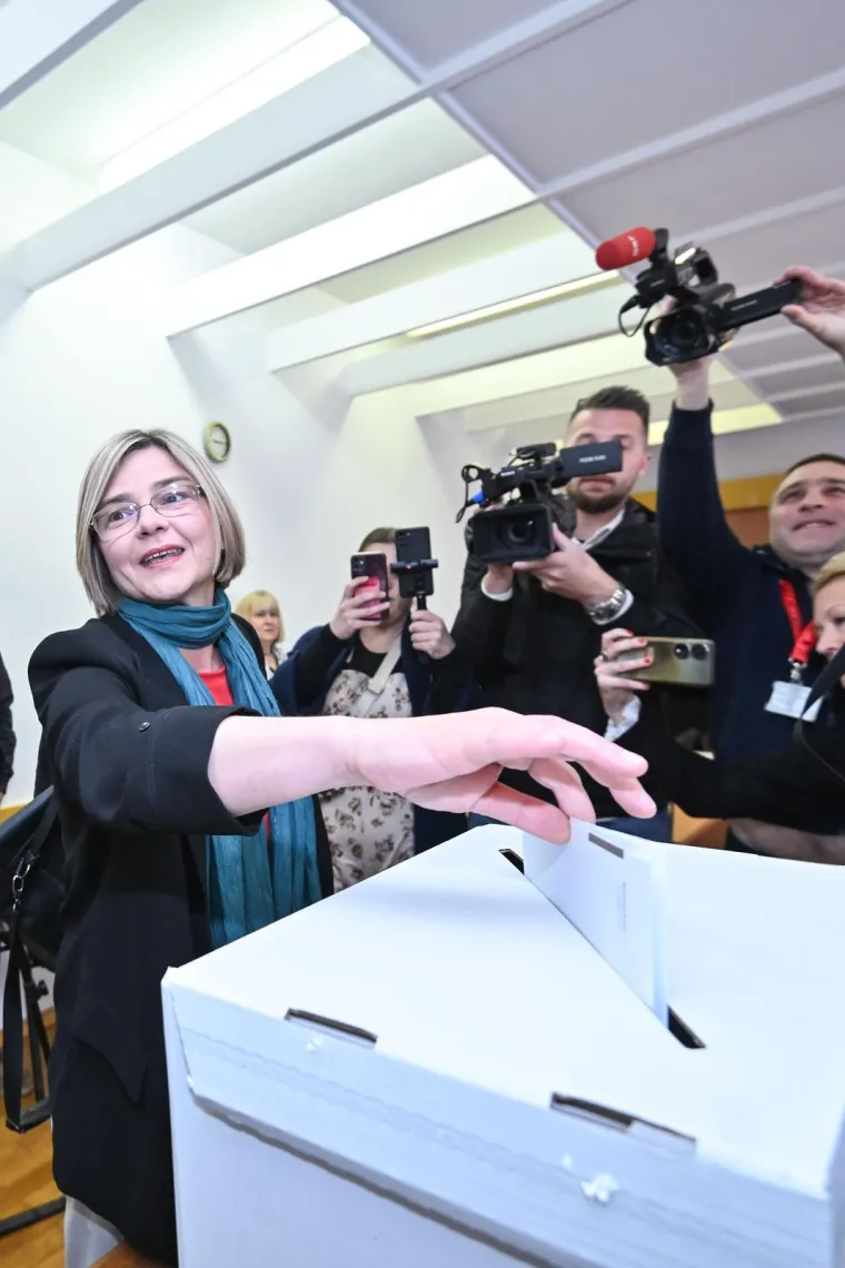 Sandra je na parlamentarnim izborima glasala u ležernom izdanju, a fotografi su se okupili oko nje.