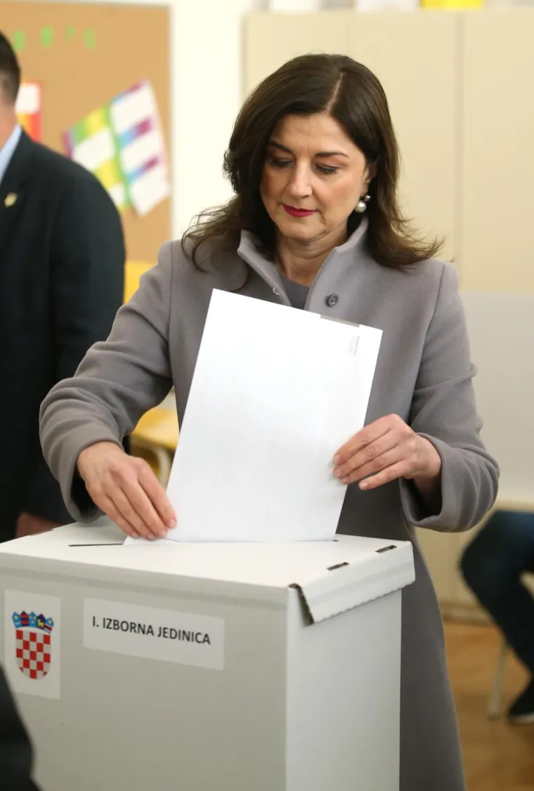 Predstavnica je Republike Hrvatske u Radnoj grupi Svjetske zdravstvene organizacije za prevenciju debljine i Europske radne grupe na visokoj razini za prehranu, tjelesnu aktivnost i prevenciju debljine. Svojedobno su je prozvali "hrvatskom Marijom Antoanetom" nakon &scaron;to je pričala o tankim &scaron;nitama kruha. 