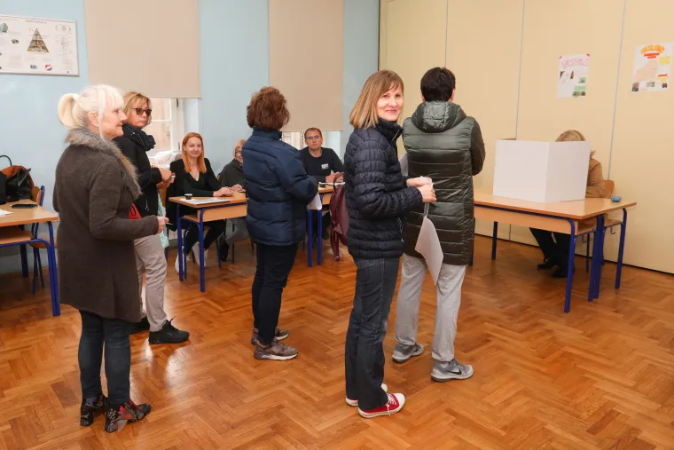 Građani izlaze na birali&scaron;ta diljem Hrvatske. Poranili i političari