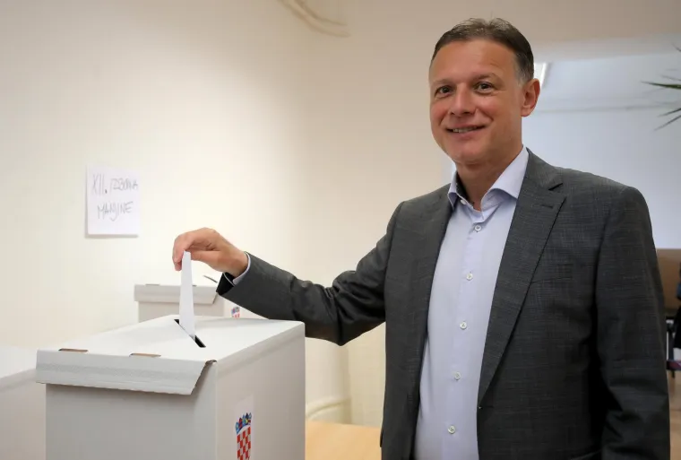 Građani izlaze na birali&scaron;ta diljem Hrvatske. Poranili i političari