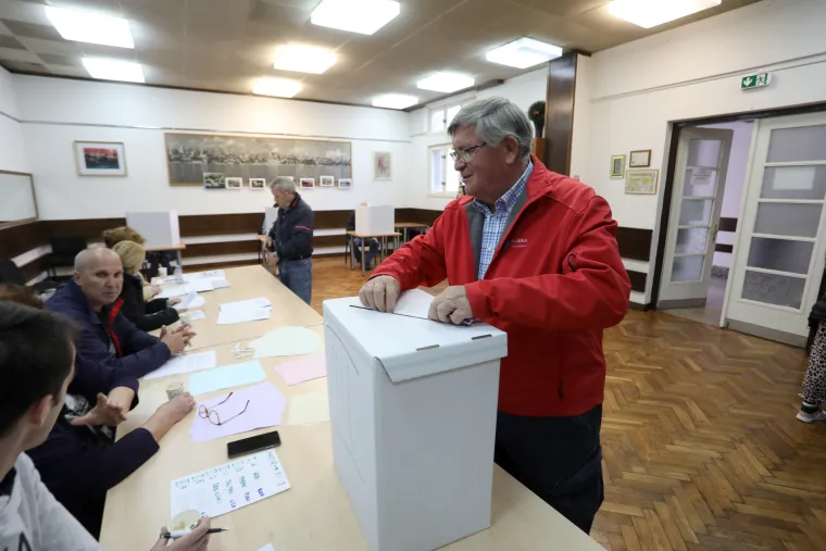 Građani izlaze na birali&scaron;ta diljem Hrvatske. Poranili i političari